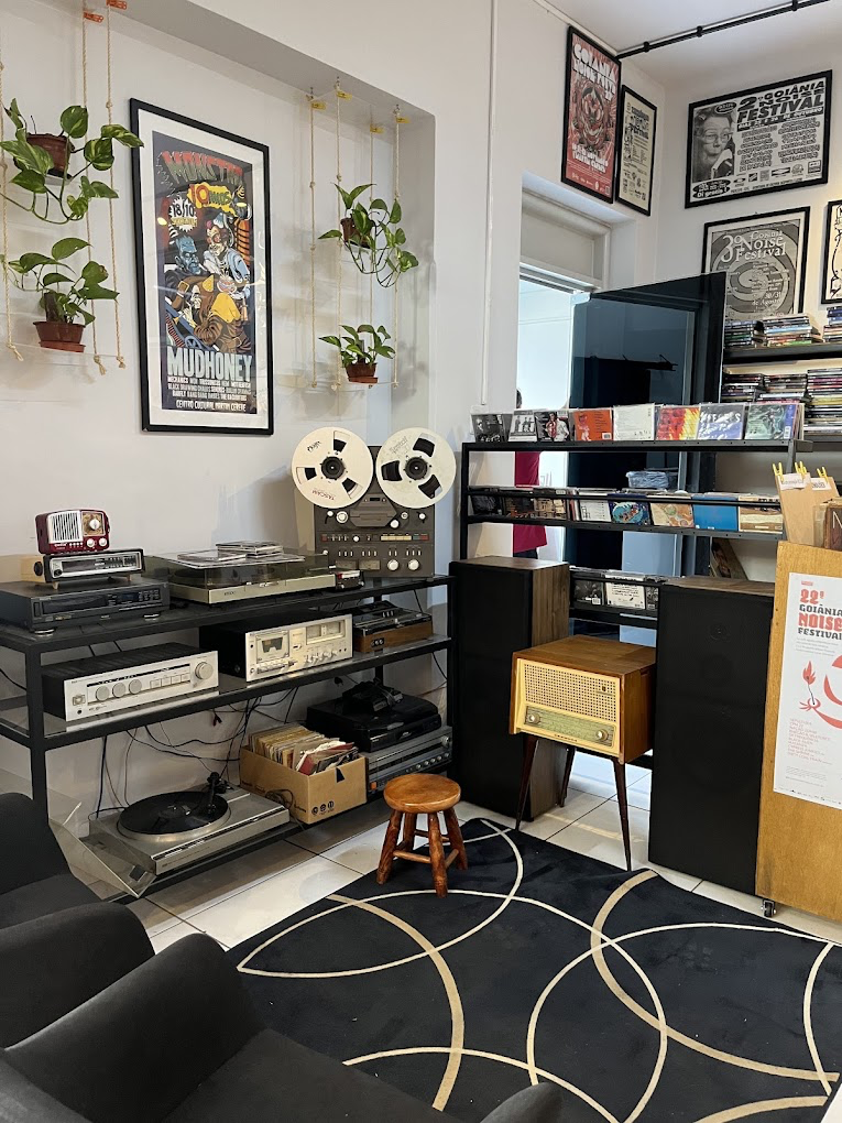 Referência de mood — sala vintage com áudio